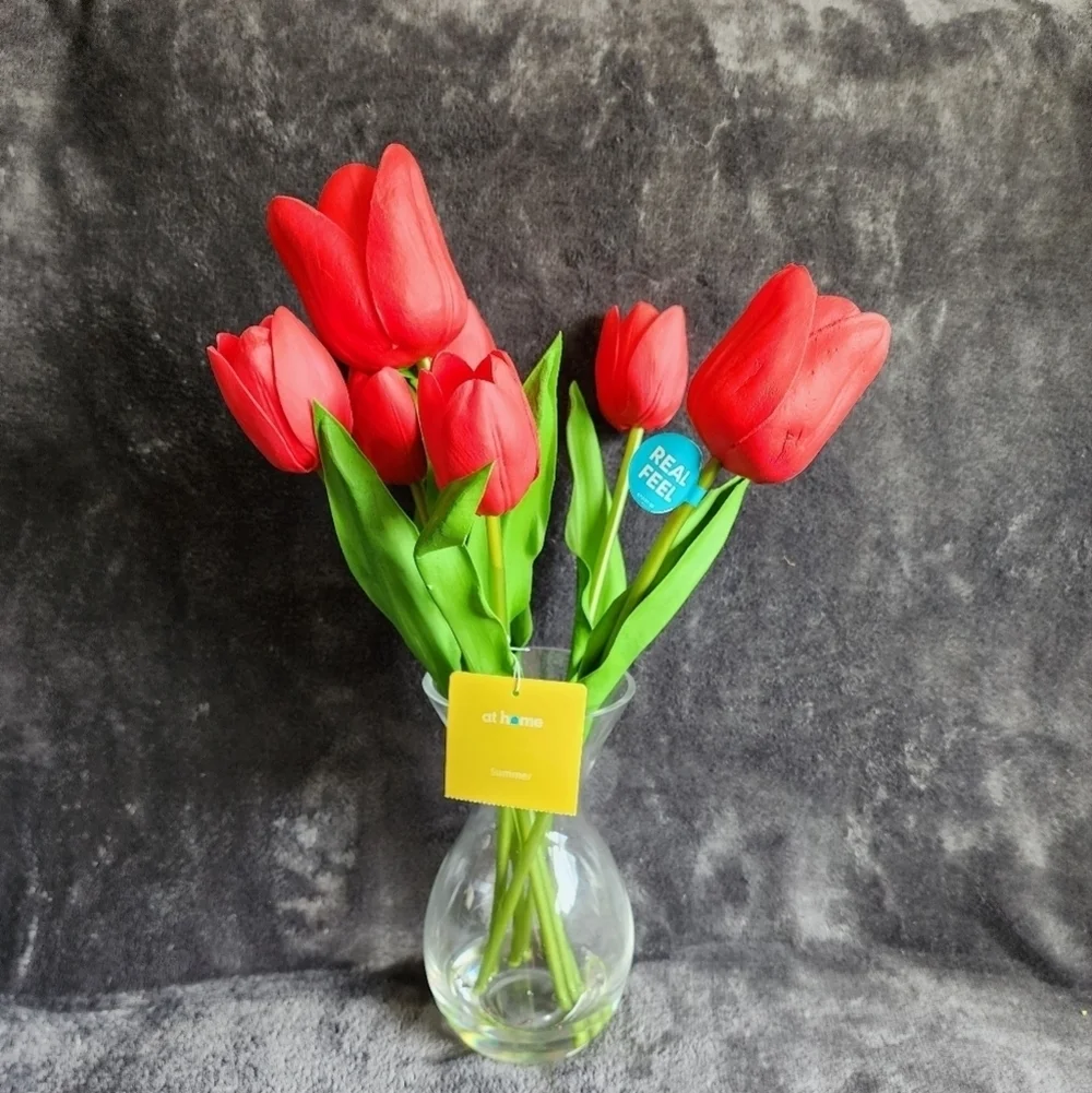 NWT spring summer Red Real Feel Tulip Arrangement in Glass Pot/ vase, home decor